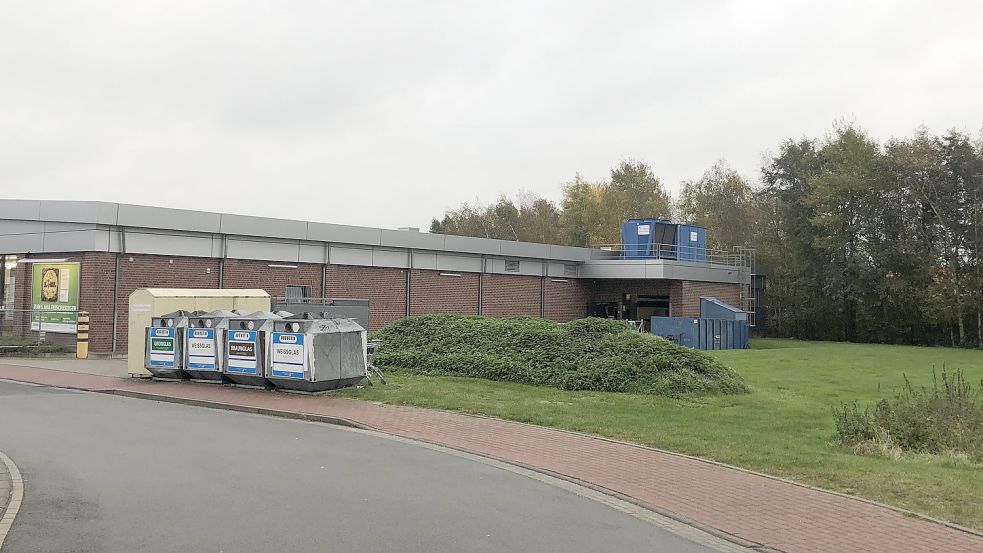 Hinter dem Discounter Lidl beim Idacenter in Idafehn sollen auf einer bisherigen Grünfläche (rechts) neue Parkplätze entstehen. Sie sollen vor allem für die Mitarbeiter des Geschäftes gedacht sein. Auch hinter dem Tedi- und dem Kik-Markt werden Stellflächen errichtet. Fotos: Zein