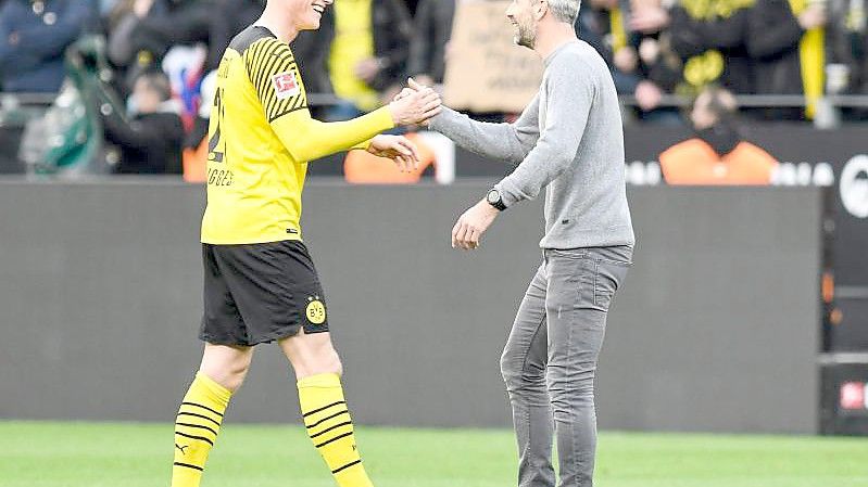 Extralob vom Coach: BVB-Trainer Marco Rose beglückwünscht Steffen Tigges. Foto: Bernd Thissen/dpa