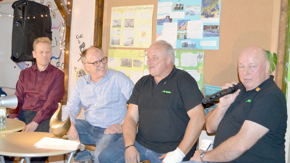 Bei der Auftaktveranstaltung von „Talk up Platt– Frotzeln mit Harm“ sorgten (von links) Rhauderfehns Bürgermeister Geert Müller, Stargast Udo Tesch, Artur Reents (Plattdeutschbeauftragter Landkreis Leer) und Moderator Harm Evers (Plattdeutschbeauftragter Gemeinde Rhauderfehn) für so manchen Lacher im Publikum. Foto: Weers