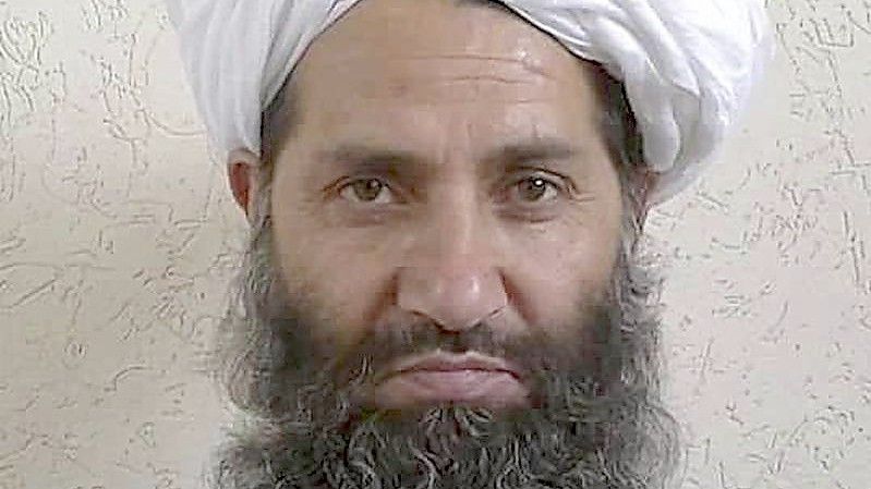 Auf diesem undatierten, 2016 veröffentlichten, Foto posiert der Führer der afghanischen Taliban Haibatullah Achundsada für ein Porträt. Foto: Afghan Islamic Press/AP/dpa