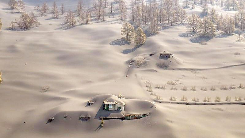 Ein mit Vulkanasche bedecktes Haus auf La Palma. Foto: Emilio Morenatti/AP/dpa