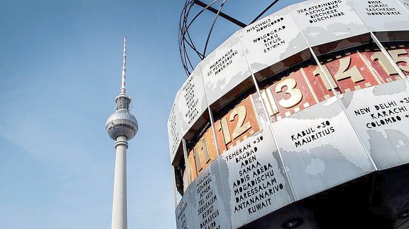 Der Berliner Alexanderplatz mit der Weltzeituhr und dem Fernsehturm. Foto: Zacharie Scheurer/dpa-tmn