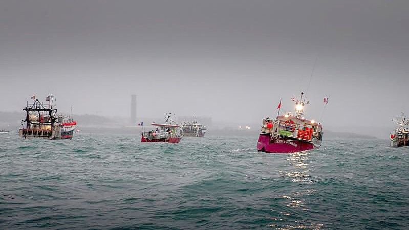 Französische Fischereifahrzeuge protestieren vor dem Hafen von St. Helier, Jersey, Kanalinseln, im Streit um Fischereirechte nach dem Brexit. Foto: Gary Grimshaw/Bailiwick Express/PA Media/dpa