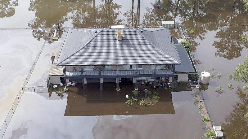 Ein von Wasser umgebenes Haus am Stadtrand von Sydney. Im Frühjahr hatte die Ostküste Australiens unter Rekordregen zu leiden. Foto: Mark Baker/AP/dpa