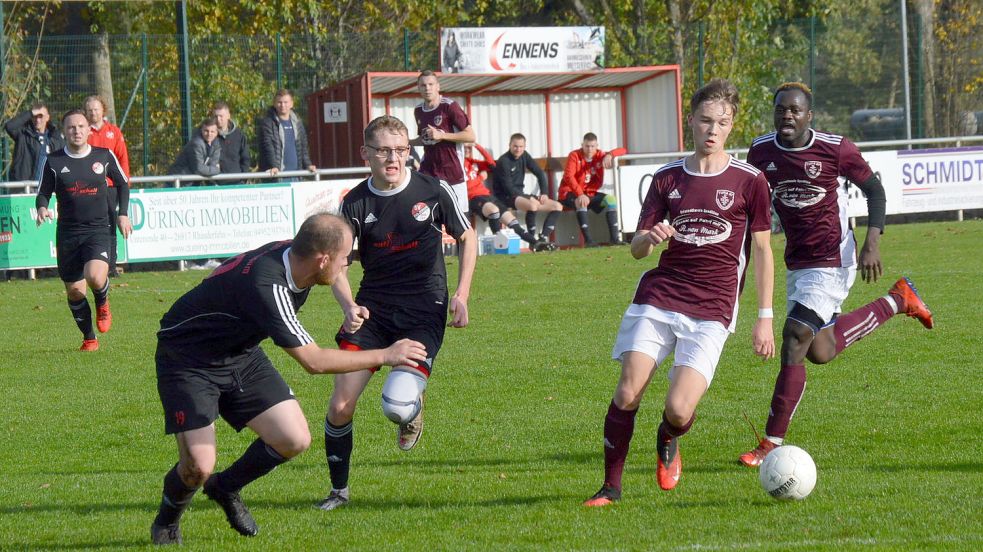 Die Jemgumer Gerd Bekker (von links) und Jannik Smidt versuchen hier, die Fehntjer Marc Schulte (am Ball) und Ibrahim Diarassouba in Bedrängnis zu bringen. Foto: Weers