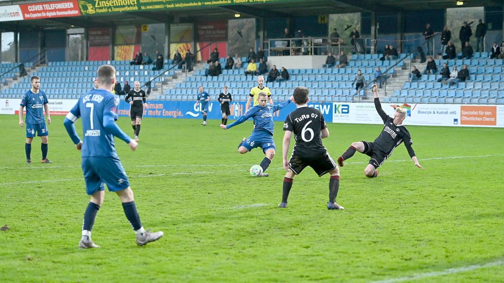 Möglichkeit für Wilhelmshaven, doch TuRa kann in dieser Szene einen Gegentreffer verhindern. Fotos: Steenhoff