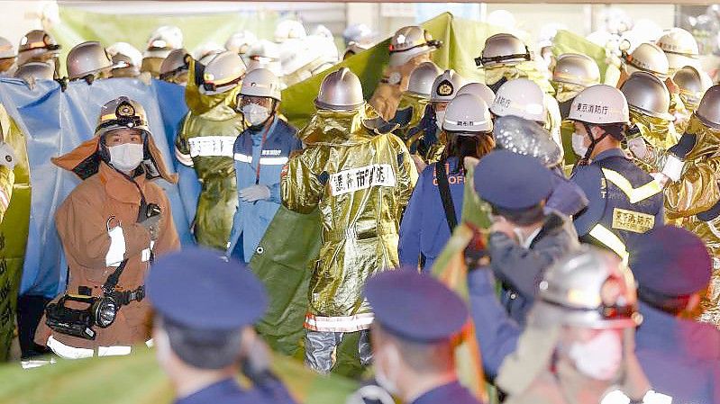 Feuerwehrleute am Bahnhof Kokuryo, nachdem in einem Zug der Keio-Linie ein Feuer ausgebrochen war. Die Polizei nahm den 24 Jahre alten Mann noch am Tatort fest. Foto: -/kyodo/dpa