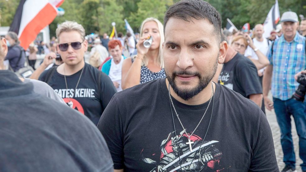 Attila Hildmann im Sommer 2020 auf einer Anti-Corona-Demonstration. Gegen den Kochbuchautor liegt ein Haftbefehl vor. Foto: imago images/Christian Thiel