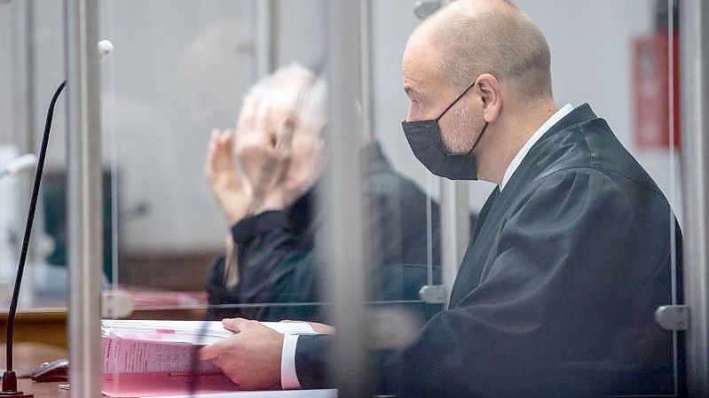 Der Angeklagte im Landgericht Lüneburg neben seinem Anwalt Thorsten Heß. Foto: Sina Schuldt/dpa