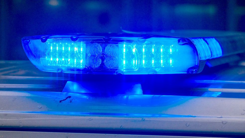 Nach einem Überfall an der Schlachte in Bremen sucht die Polizei nach Zeugen. Ein 22-Jähriger wurde von einem Unbekannten eine Steintreppe hinuntergestoßen, nachdem ihm die Brieftasche geklaut wurde. Foto: imago images/ Michael Gstettenbauer