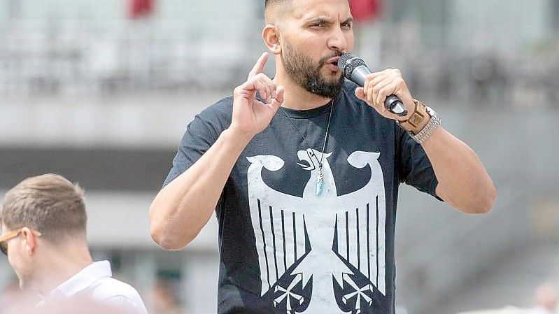 Attila Hildmann, Kochbuchautor und Anti-Corona-Aktivist, bei einer Kundgebung gegen Corona-Einschränkungen auf dem Washingtonplatz in Berlin. Foto: Christophe Gateau/dpa