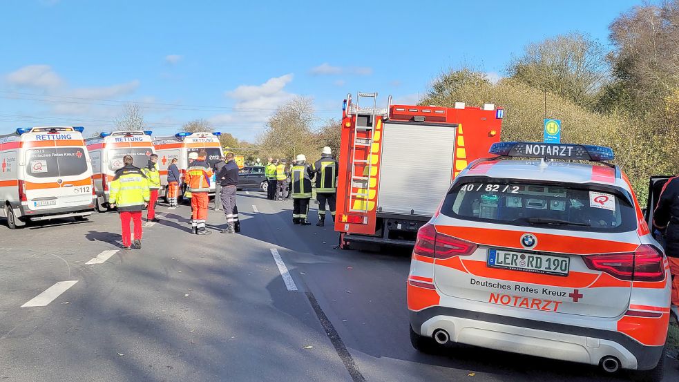 Zahlreiche Rettungskräfte waren an der Unfallstelle im Einsatz. Fotos: Wolters