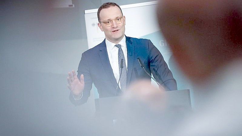 Jens Spahn, geschäftsführender Bundesgesundheitsminister. Angesichts stark steigender Corona-Zahlen fordert der CDU-Politiker die Länder auf, ihre Impfzentren wieder hochzufahren. Foto: Kay Nietfeld/dpa