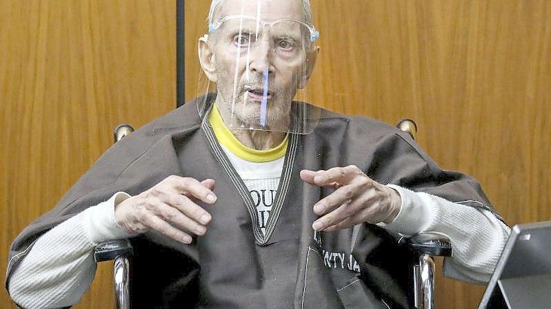 Der 78-jährige New Yorker Immobilienmagnat Robert Durst beantwortet Fragen während er im Mordprozess im Gerichtsgebäude von Inglewood, Kalifornien, aussagt. Foto: Gary Coronado/Pool Los Angeles Times via AP/dpa