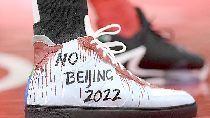Botschaft an China: Die Schuhe von NBA-Star Enes Kanter von den Boston Celtics. Foto: Nick Wass/FR67404 AP/dpa