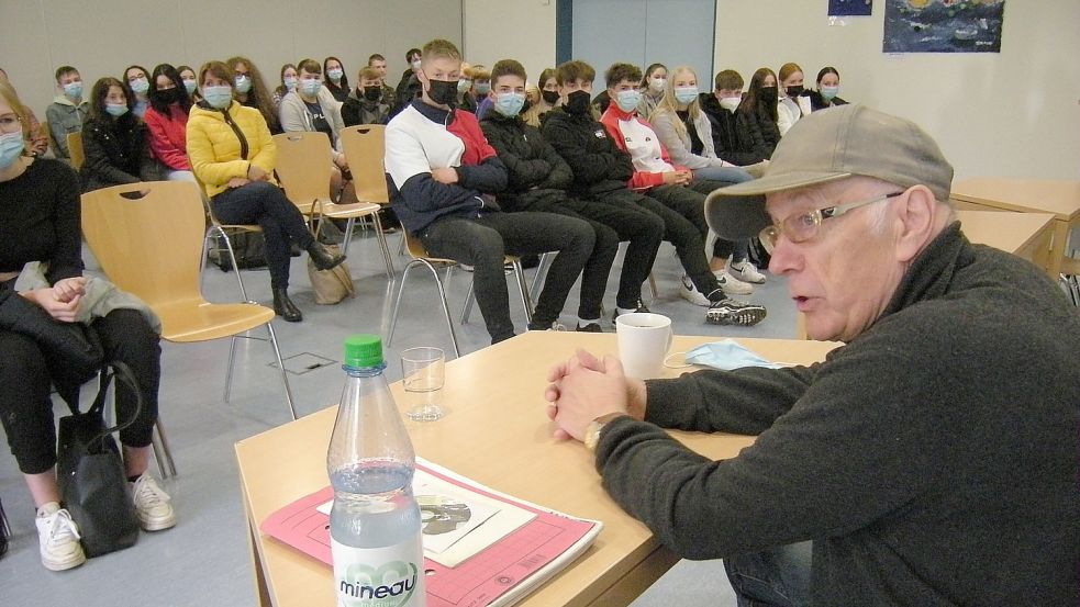 Rainer Dellmuth, ein ehemaliger Häftling des DDR-Ministeriums für Staatssicherheit (Stasi), schilderte den Westoverledinger Schülern seine Erlebnisse. Foto: Schulzentrum