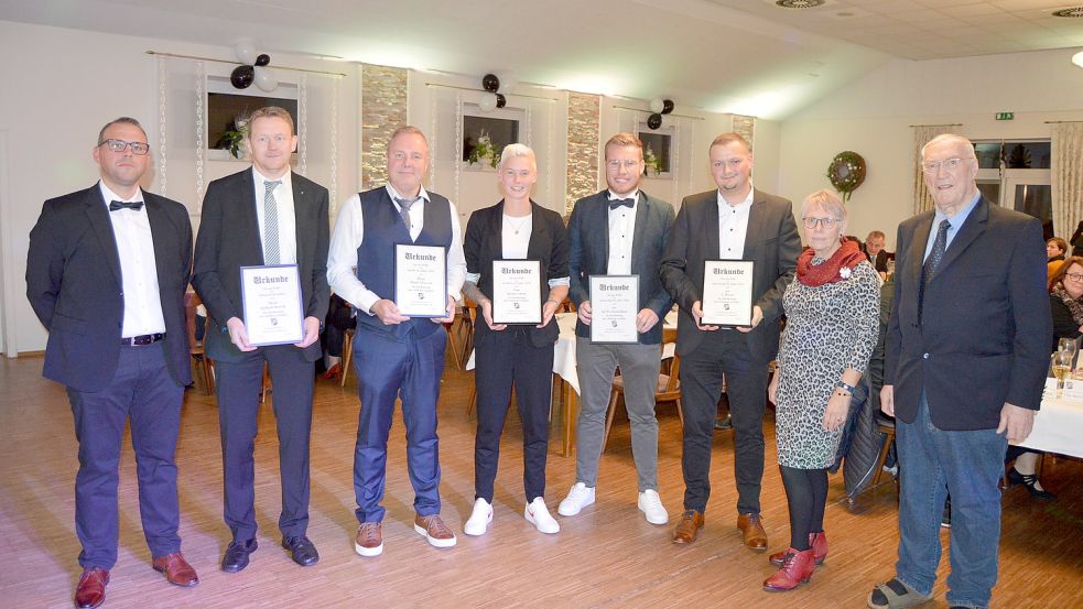 Das Bild zeigt (von links): Flachsmeers Vorsitzender Andre Hessenius, Gerd Bartsch („Viktorianer des Jahres“), Bernd Klaassen (Sportler des Jahres), Yvonne Schütte (Sportlerin des Jahres), Rene Janssen (Mannschaftskapitän SG Westoverledingen) und Jan-Alwin Groen (Mannschaftskapitän 2. Herren VfL Viktoria Flachsmeer) sowie Grietje Kuhlemann und Wilhelm Smidt (beide Ältestenrat). Foto: Weers