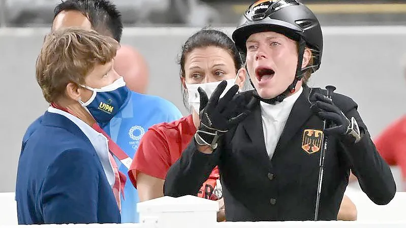 Sorgten in Tokio für einen Eklat beim Reiten: Annika Schleu (r) und Bundestrainerin Kim Raisner (M). Foto: Marijan Murat/dpa