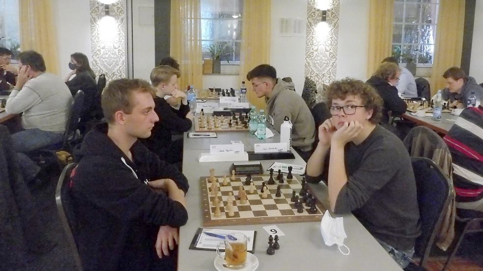 Die größte Überraschung des Turniers war der Erfolg in der siebten Runde von Tammo Aden (Fortuna Logabirum, hinten links) gegen den Fidemeister Hannes Ewert. Foto: Privat