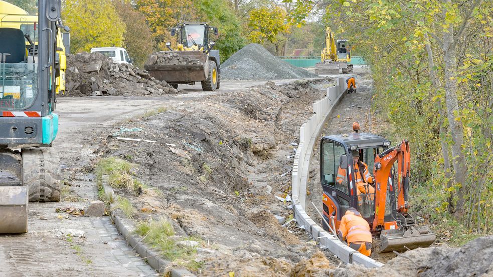 Derzeit wird an der Stadtring-Baustelle die stadtseitige Radwegrampe zur Bahnbrücke auf zwei Meter Breite ausgebaut. Foto: Ortgies