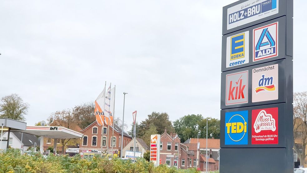 Auf der Werbesäule am Kreisel können Kunden schon von Weitem erkennen, welche Geschäfte beim Einkaufszentrum an der Neuen Feldstraße in Weener zu finden sind. Foto: Gettkowski