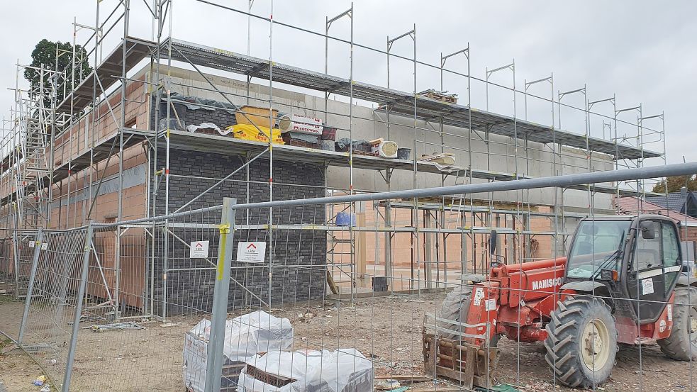 Die Drogeriemarktkette dm wird in den Neubau einziehen, der derzeit neben Tedi an der Neuen Feldstraße in Weener entsteht. Foto: Gettkowski
