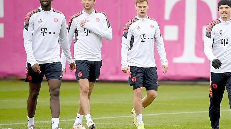 Münchens Tanguy Nianzou (l) beginnt beim FC Bayern München. Foto: Sven Hoppe/dpa/Archivbild