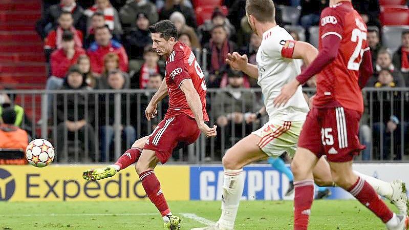 Mehrfach erfolgreich: Münchens Robert Lewandowski (l) erzielt den Treffer zum 5:2. Foto: Sven Hoppe/dpa