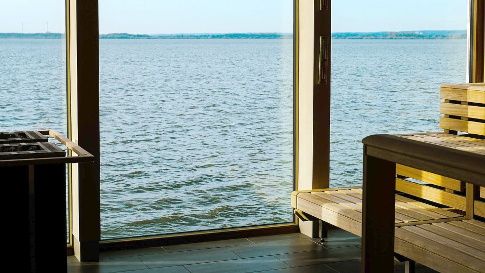 Schwitzen mit Aussicht: Die Seesauna im Marissa Ferienpark wird auch von Einheimischen gern genutzt. Foto: Karolina Meyer-Schilf