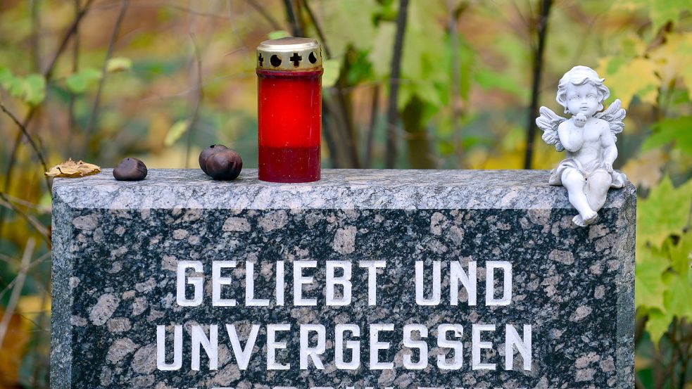 Wer seine Beerdigung selbst organisiert, kann sich auch die Schrift auf dem Grabstein aussuchen. Foto: Schutt/dpa