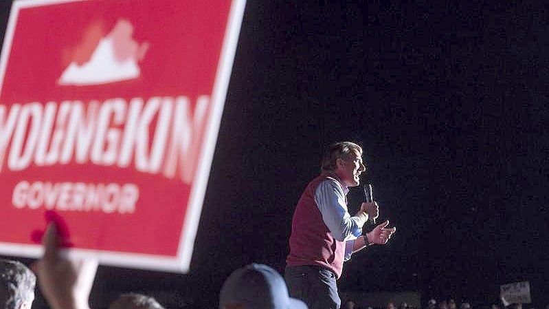 Glenn Youngkin, republikanischer Kandidat für die Gouverneurswahl in Virginia, spricht bei einer Wahlkampfveranstaltung in Leesburg zu seinen Anhängern. Foto: Cliff Owen/FR170079 AP/dpa