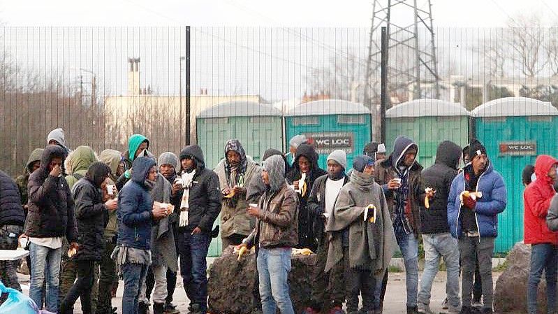 In Calais warten viele Flüchtlinge auf die Gelegenheit, nach Großbritannien zu gelangen. Foto: Michel Spingler/AP/dpa