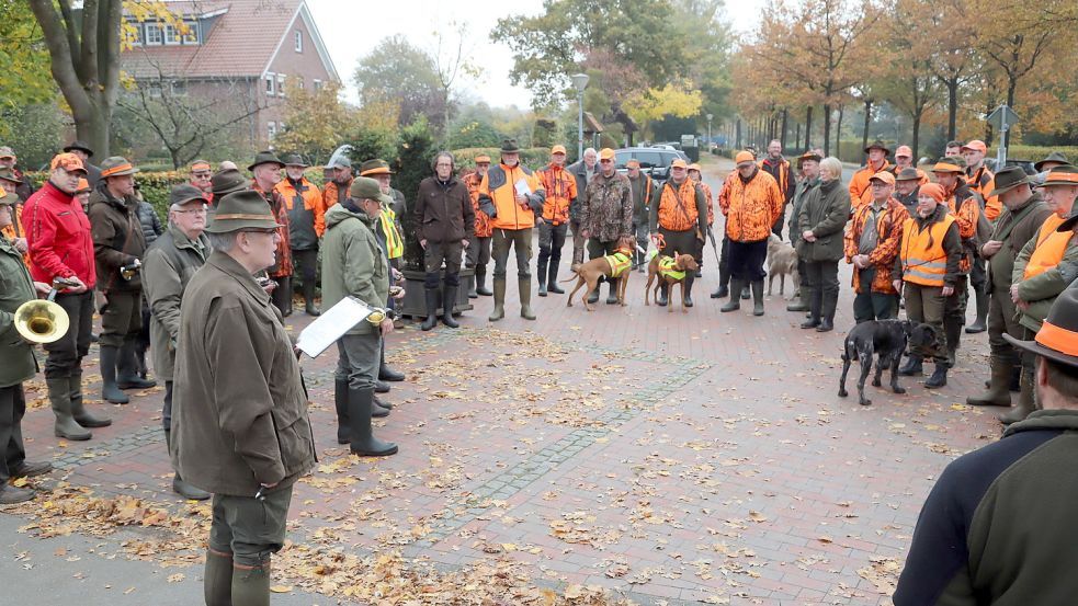 Mit dem Sammeln der Jäger beim Gasthaus Block in Harkebrügge begann am Dienstag die Hubertusjagd in Barßel. Hegeringleiter Rudi Schulte (vorne, links) wünschte eine vergnügten Jagdtag. Foto: Passmann
