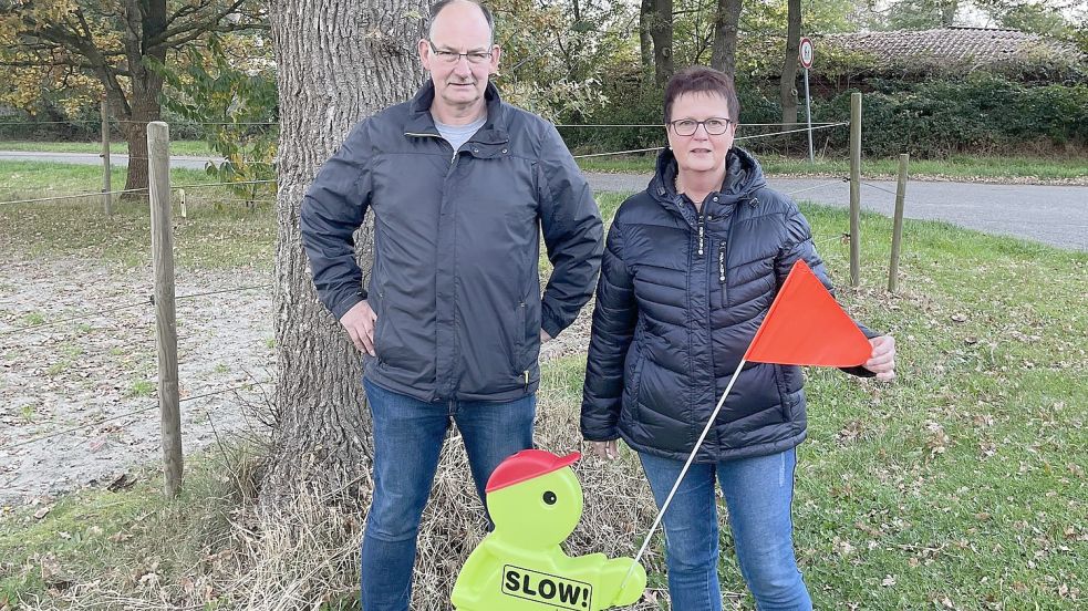 Berthold Funk und Bärbel Bleicher-Dust stellten die Verkehrsobjekte am Loogweg eigenhändig auf. Foto: Münch