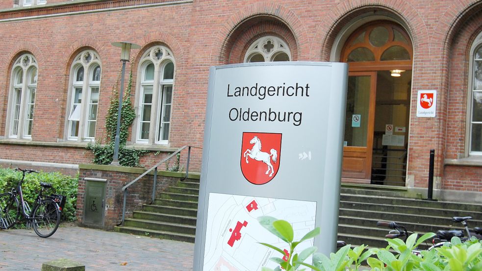 Vor dem Landgericht Oldenburg muss sich ein Schortenser verantworten, der mit falschen Goldbarren gehandelt hatte. Nachdem er wegen Betrugs verurteilt worden war, verkaufte er übers Internet weiterhin vergoldete Ware. Foto: Fertig