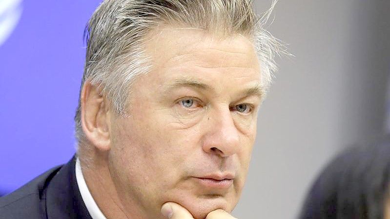 Anwälte des Schauspielers Alec Baldwin bringen nach dem Todesschuss "Sabotage" ins Spiel. Foto: Seth Wenig/AP/dpa