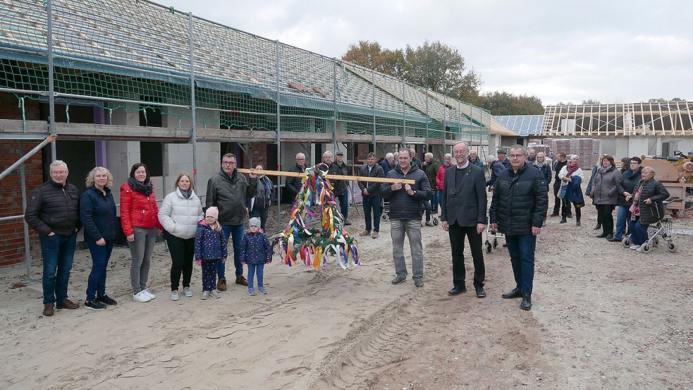 Die Nachbarn hatten einen Richtkranz gebunden. Mit zahlreichen Gästen wurde das Richtfest gefeiert. Foto: Kruse