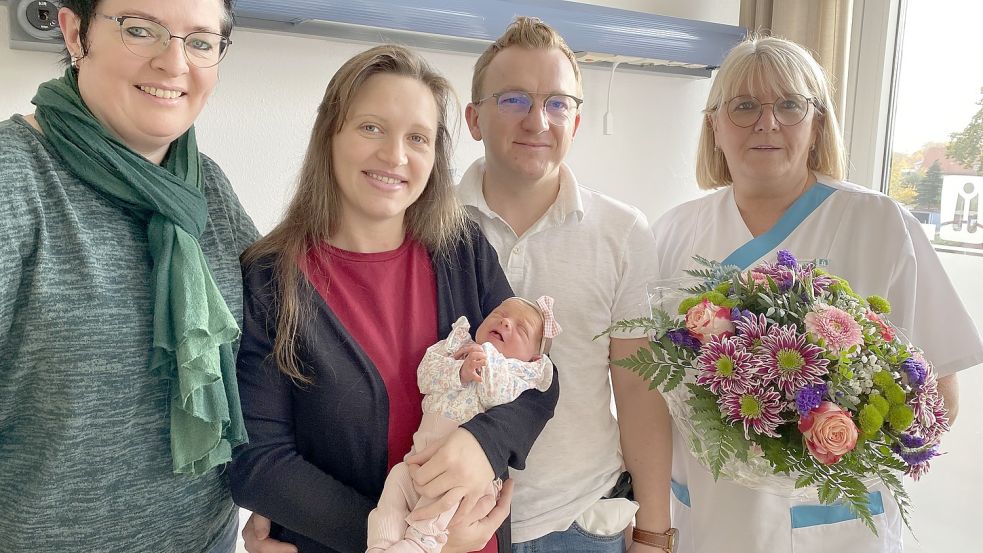 Letztes Bild mit Eltern auf der Station: Hebamme Roswitha Funke (links) und Ulla Macke, Leiterin der Entbindungsstation des Friesoyther St. Marien-Krankenhauses, gratulieren Annette und Waldemar Boxhorn zu ihrer Tochter Alena. Foto: Wimberg
