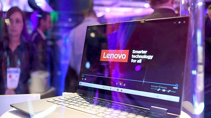 Ein 5G-Personalcomputer des chinesischen Computerherstellers Lenovo, der weltweit erste PC mit 5G-Konnektivität, ist auf der Technik-Messe CES ausgestellt. Foto: Wu Xiaoling/XinHua/dpa