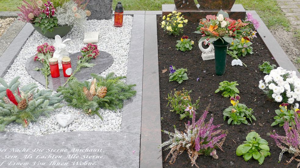 Auf einem Friedhof in Westrhauderfehn sind viele Gräber unterschiedlich gestaltet. Foto: Wieking