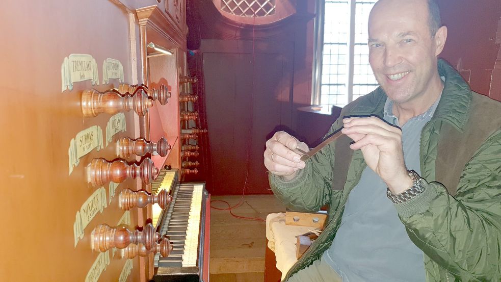Mit einem Haarlineal kontrolliert Orgelbaumeister Hendrik Ahrend, ob die sogenannte Zunge die richtige Biegung hat. Ist das nicht der Fall, muss sie in Form gebracht werden. Foto: Gettkowski