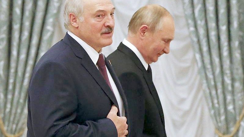 Alexander Lukaschenko (l) Anfang September nach einer gemeinsamen Pressekonferenz mit Wladimir Putin. Foto: Shamil Zhumatov/Pool Reuters/AP/dpa