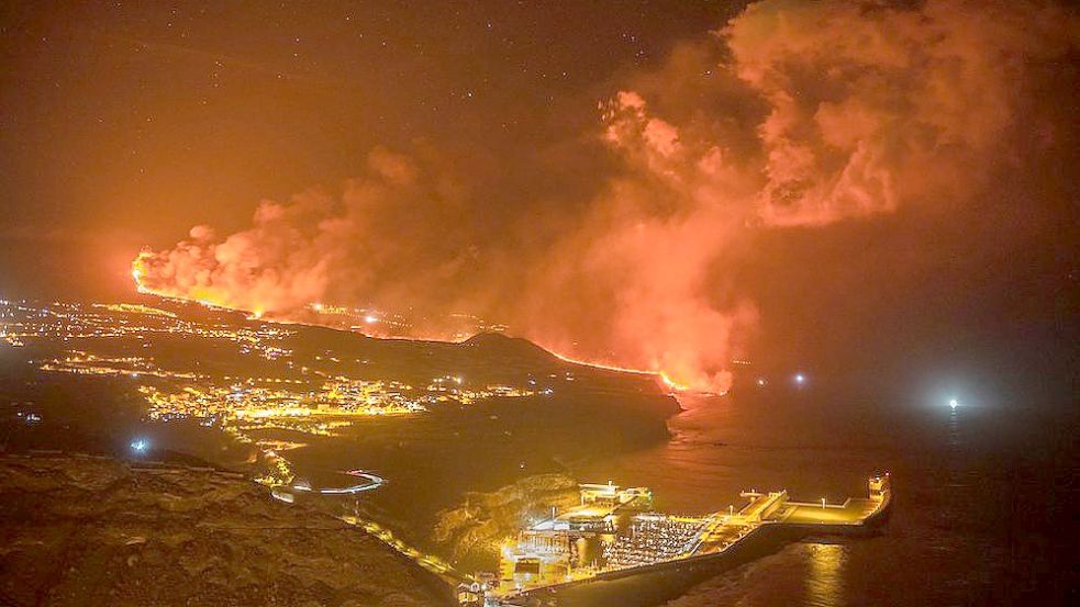 Im Vordergrund ist die Marina von La Corunja auf der Insel La Palma zu sehen. Kurz vor dem Vulkanausbruch, haben Erich und Eide Wilts mit ihrer Yacht den Hafen ausgelaufen. Foto: Privat
