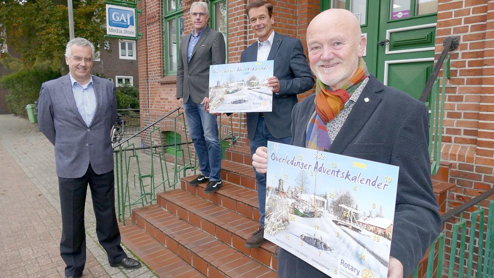 Stellten den diesjährigen „Overledinger Adventskalender“ vor: (von links) Andreas Damke vom Rotary-Club Overledingen-Rhauderfehn, Uwe Tellkamp, stellvertretender Vorsitzender des Vereins „rückenwind“, Rainer Bruns, Präsident des Rotary-Clubs, und Andreas Engel, erster Vorsitzender von „rückenwind“. Fotos: Wieking