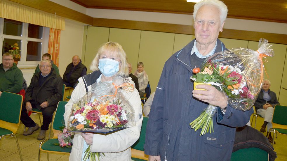 Ingrid Broich und Albin Albinus wurden während der konstituierenden Sitzung des Ortsrates Burlage aus dem Gremium verabschiedet. Foto: Weers