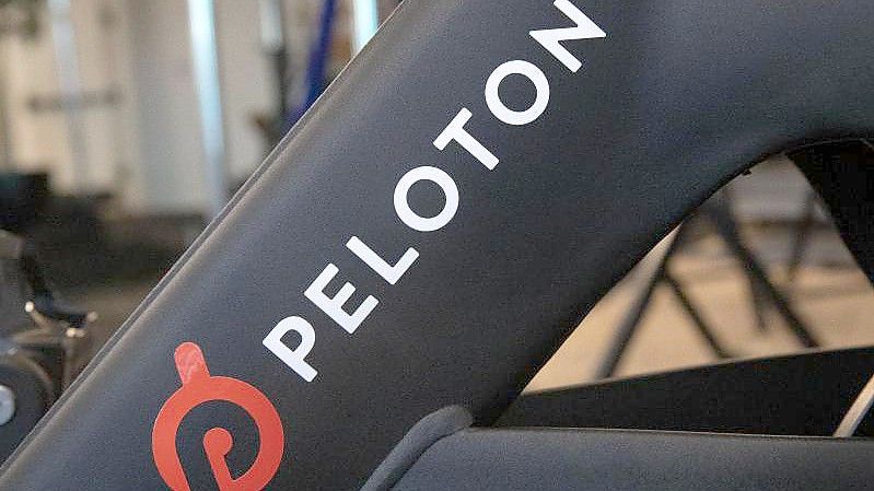 Das Peloton-Logo ziert den Rahmen eines stationären Fahrrads. Foto: Mark Lennihan/AP/dpa