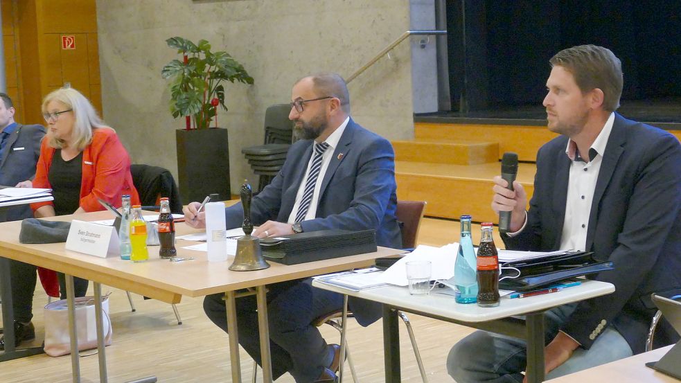 Thomas Pünter (rechts, mit Bürgermeister Sven Stratmann) wurde gleich in seiner ersten Sitzung als neu gewählter Ratsherr zum Vorsitzenden des Friesoyther Stadtrates gewählt. Fotos: Stix