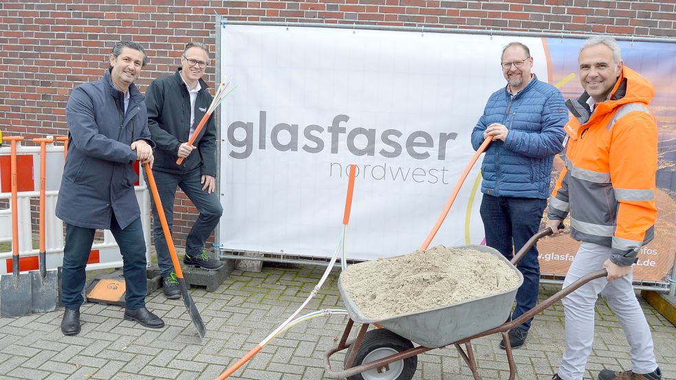 Der symbolische Spatenstich für moderne Glasfaseranschlüsse mit Geschwindigkeiten von bis zu 1000 Mbit für Strücklingen durch die Glasfaser Nordwest (von links): Benjamin Demirel (Baukoordinator Firma Thoman und Sachs), Andreas Mayer, Saterlands Bürgermeister Thomas Otto und Carsten Höfinghoff (Glasfaser Nordwest). Foto: Weers