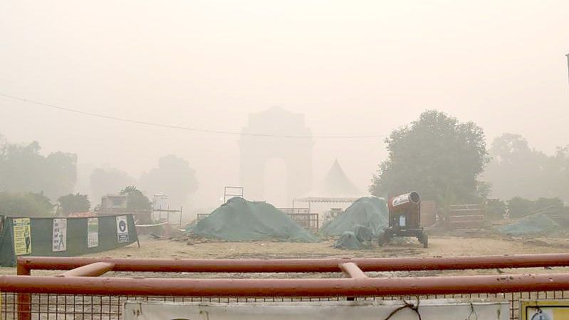 Das India Gate in Neu Delhi ist im Smog hinter einer Baustelle nur schwach zu sehen. Foto: -/kyodo/dpa