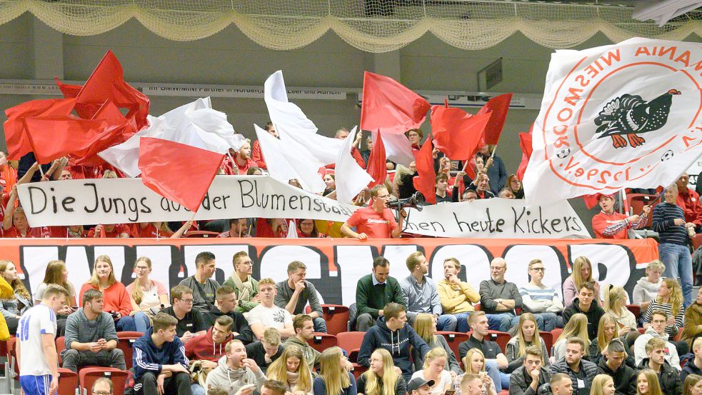 Besonders abends sind die Tribünen beim Aurich-Cup gefüllt. Archivfoto: Barth